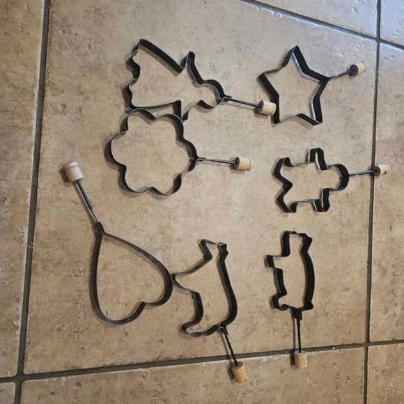 Metal Pancake and Egg Molds with Folding Handle - 7 Molds - Picture 2 of 4